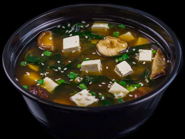 Мисо-суп — бульон даси с пастой мисо, тофу и вакаме