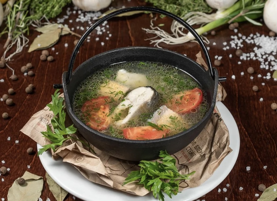 Уха — наваристый рыбный суп с картофелем и зеленью